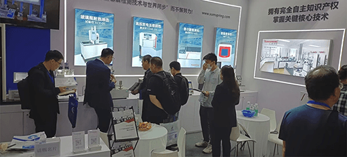 現(xiàn)場工作人員非常熱情地為朋友們介紹了新產(chǎn)品的功能、特點(diǎn)和優(yōu)勢