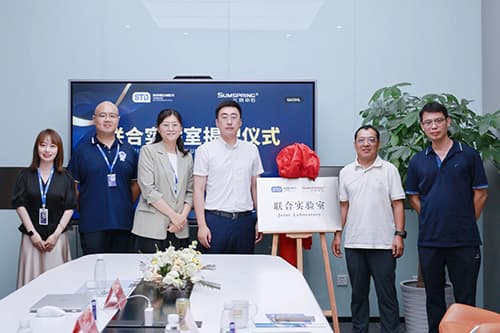展坤總經(jīng)理與宿淑雁總經(jīng)理攜手為聯(lián)合實(shí)驗(yàn)室揭牌